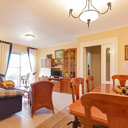 Stunning 2-Bed 2 Bathroom Apartment 150M From Sea Apartment