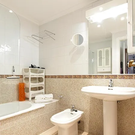 Stunning 2-Bed 2 Bathroom Apartment 150M From Sea Apartment